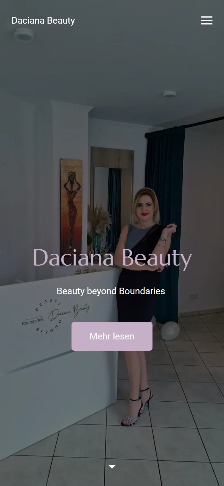 Alte Startseite von Daciana Beauty auf Jimdo, Handy-Ansicht: Studiofoto, Textlogo, Knopf „Mehr lesen“
