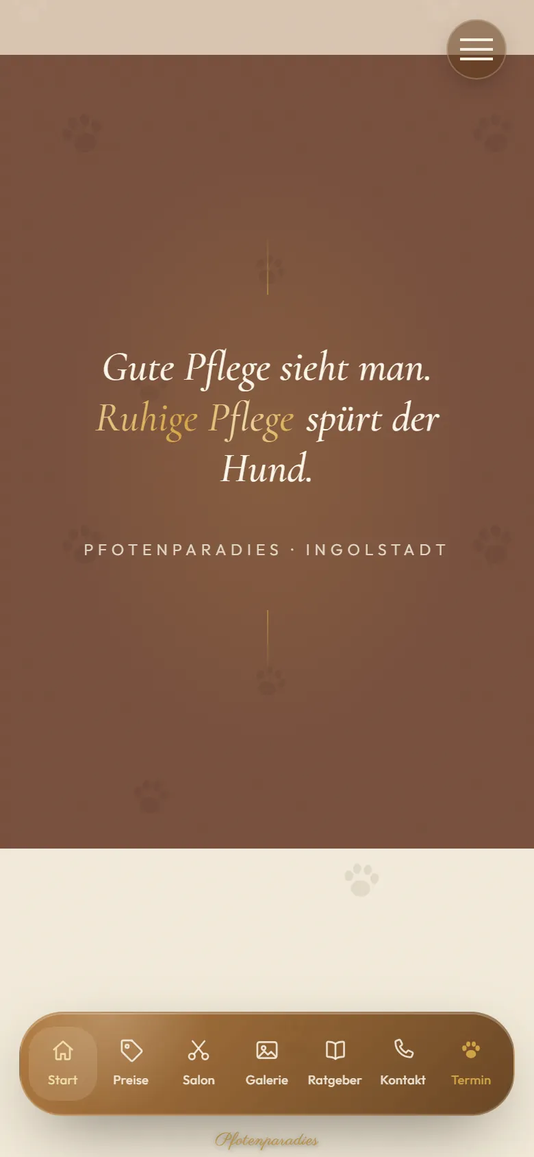 Mobile Ansicht der neuen Pfotenparadies-Website mit der neuen Glass-Tabbar am unteren Bildschirmrand (Start, Preise, Salon, Galerie, Ratgeber, Kontakt, Termin)