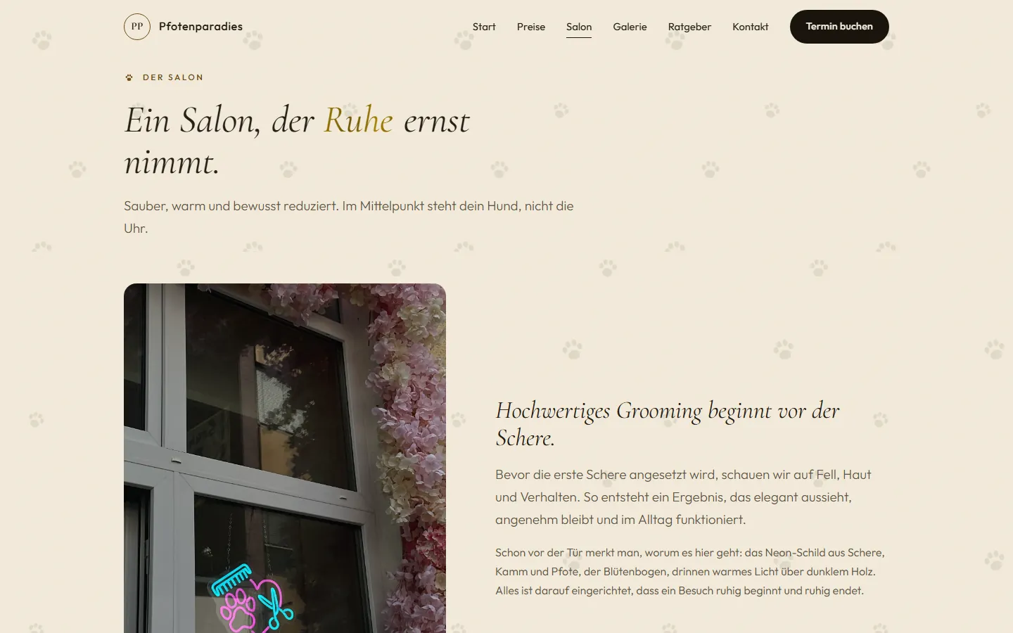 Neue Salon-Seite der Pfotenparadies-Website: Rundgang durch den Salon mit Neon-Schild und Blütenbogen am Eingang