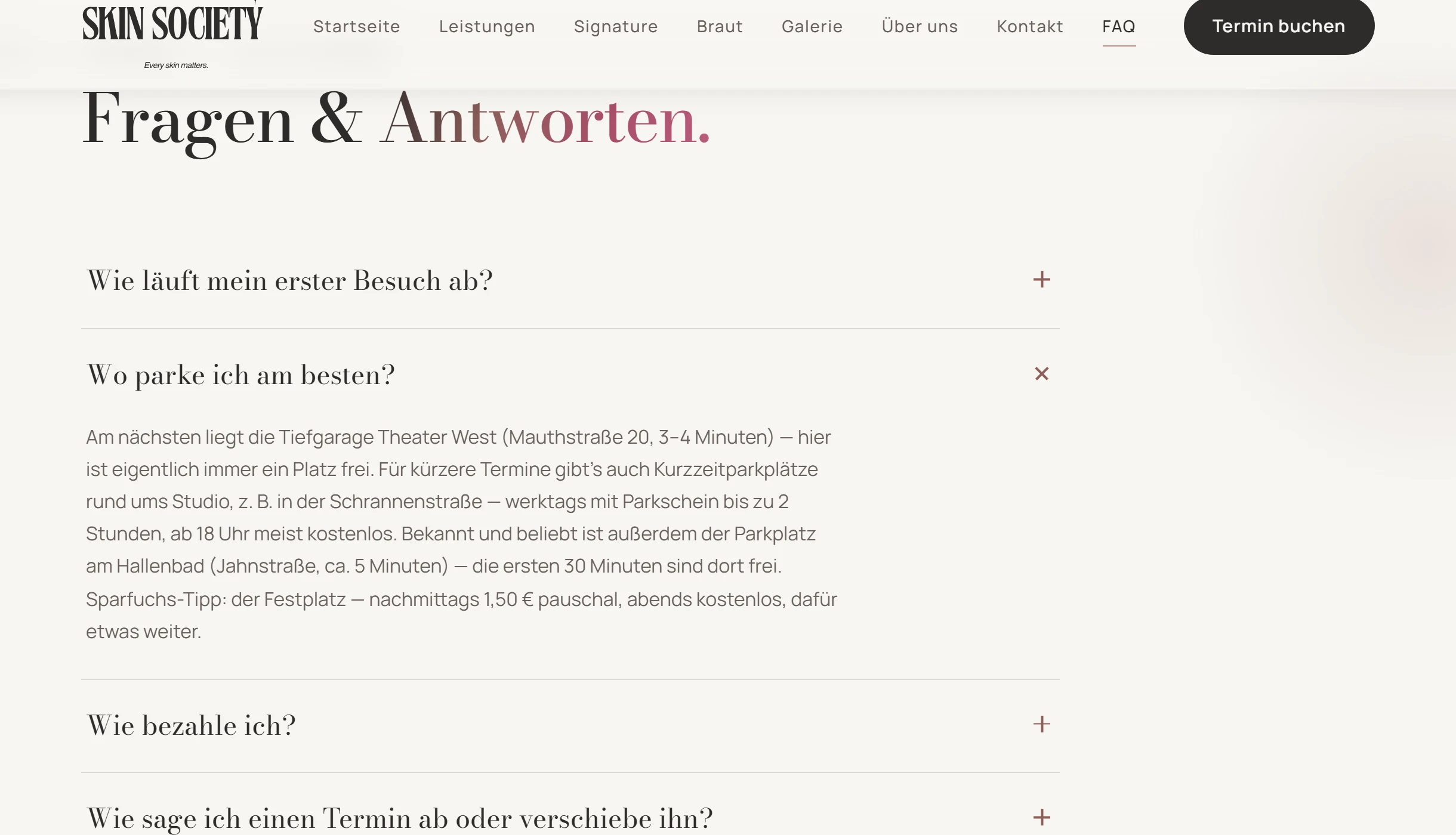 FAQ-Seite des neuen Skin-Society-Redesigns mit aufgeklappter Frage „Wo parke ich am besten?“ und konkreter Antwort zu Parkmöglichkeiten in der Ingolstädter Altstadt