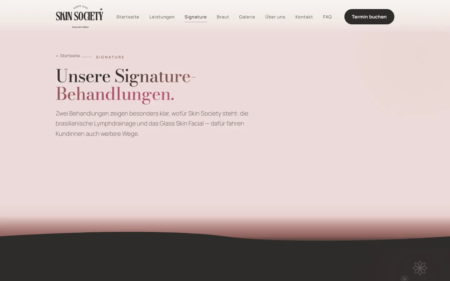 Signature-Bereich des neuen Skin-Society-Redesigns: dunkle Premium-Darstellung der Brasilianischen Lymphdrainage